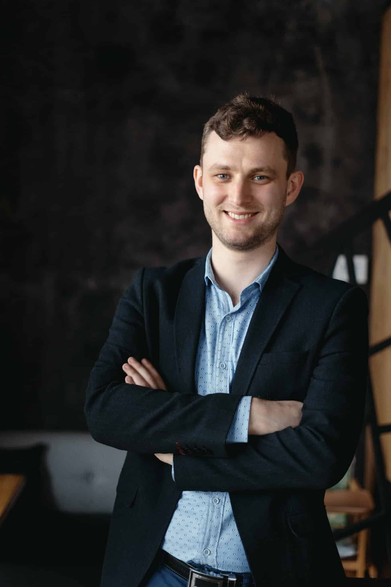 Man portrait posing in a loft modern space